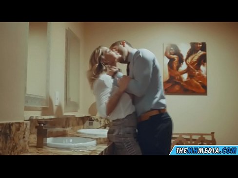 ❤️ 当一个胸大无脑的金发女郎在公共厕所里勾引你时 ❤ Porno fb❌️❤